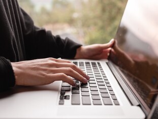 Tippen an Laptop
