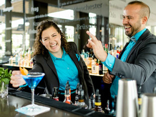 [Translate to English:] Motel One Mitarbeiterin an der Bar 