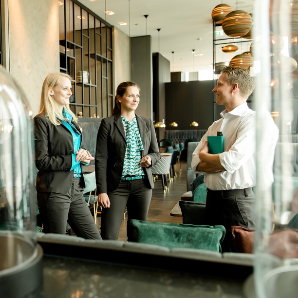 Sales Manager zeigen das Motel One Design 