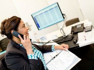 Assistant Manager prüfen unter anderem Rechnungen und verbuchen diese