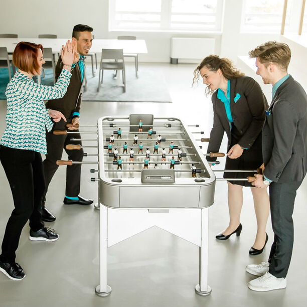 Duale Studierenden spielen Kicker am One Campus 